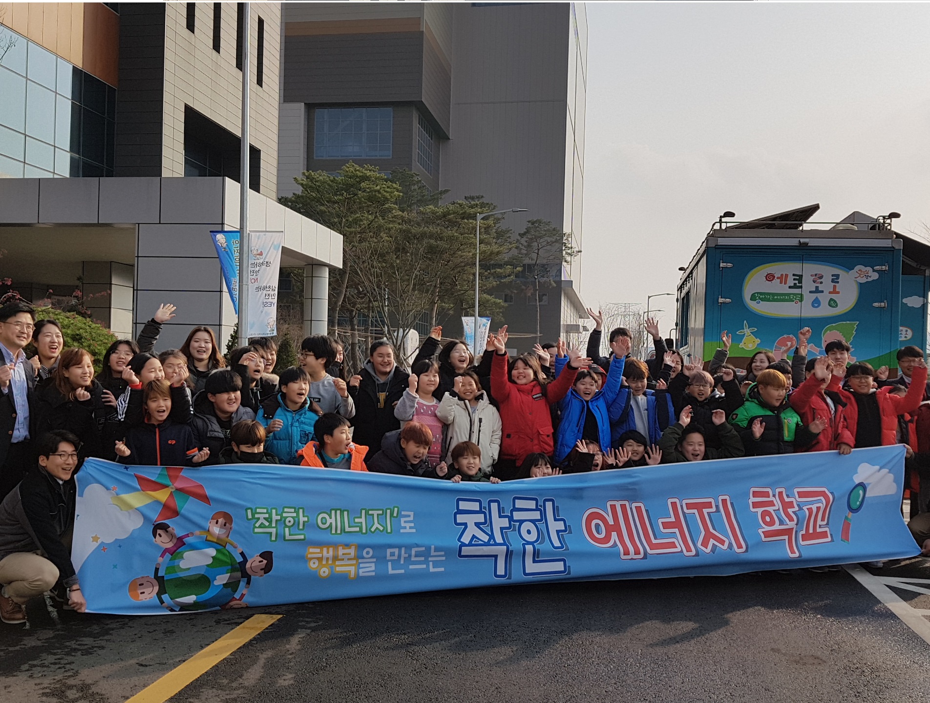 1.천연가스유연탄, 2.에너지 생산시설 CHP(Combine Heat and Power):증기보일러, 온수보일러, 열교환기, 축열조, 펌프, 소각장, Bio-mass, 3-1.전기(도매), 4.전력거래소, 3-2.열(소매), 4.아파트, 빌딩, 공장