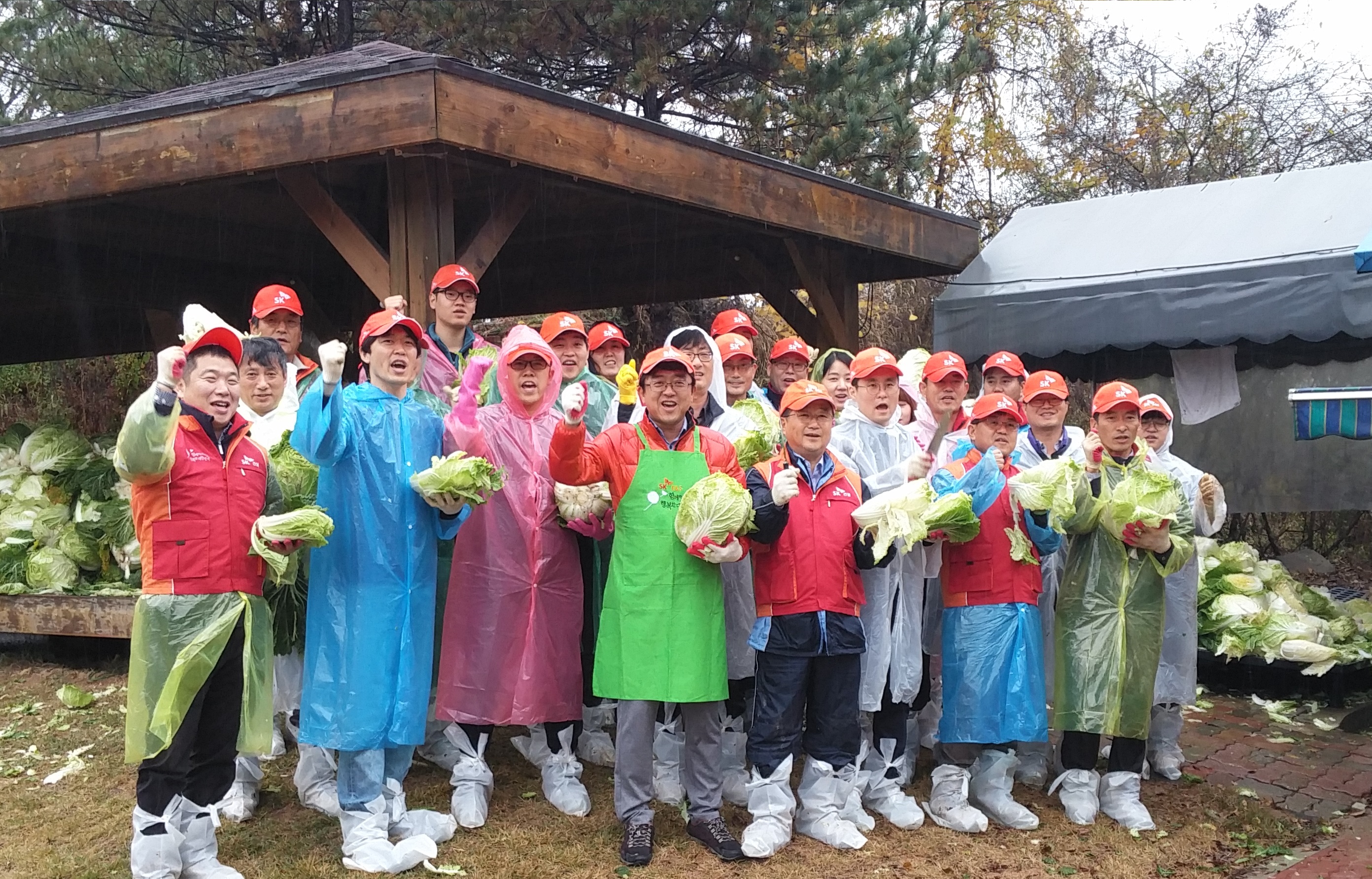 1.천연가스유연탄, 2.에너지 생산시설 CHP(Combine Heat and Power):증기보일러, 온수보일러, 열교환기, 축열조, 펌프, 소각장, Bio-mass, 3-1.전기(도매), 4.전력거래소, 3-2.열(소매), 4.아파트, 빌딩, 공장