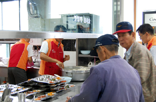 강원도시가스, 독거노인에 급식봉사 (10/04)