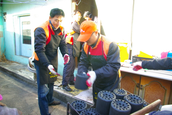 영남ES, 사랑의 연탄나누기 행사（2009.12.18）