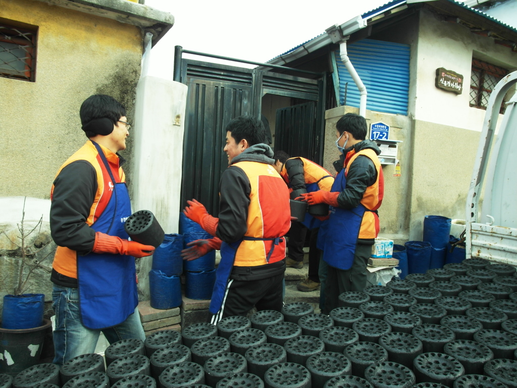 사랑의 연탄나눔 자원봉사（11.11.22）