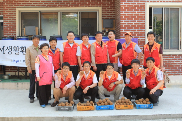 영남ES, 하천정화 위해 EM흙공 만들어요