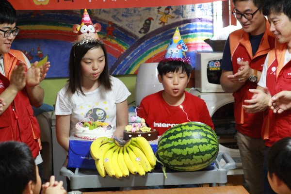 영남ES 행복나눔단, 무지개지역아동센터에 생일케익과 과일 전달